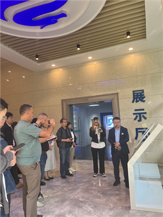 （在文瀾智谷中試產(chǎn)業(yè)基地，中外記者深入了解科技轉(zhuǎn)化情況 趙橙涔攝）