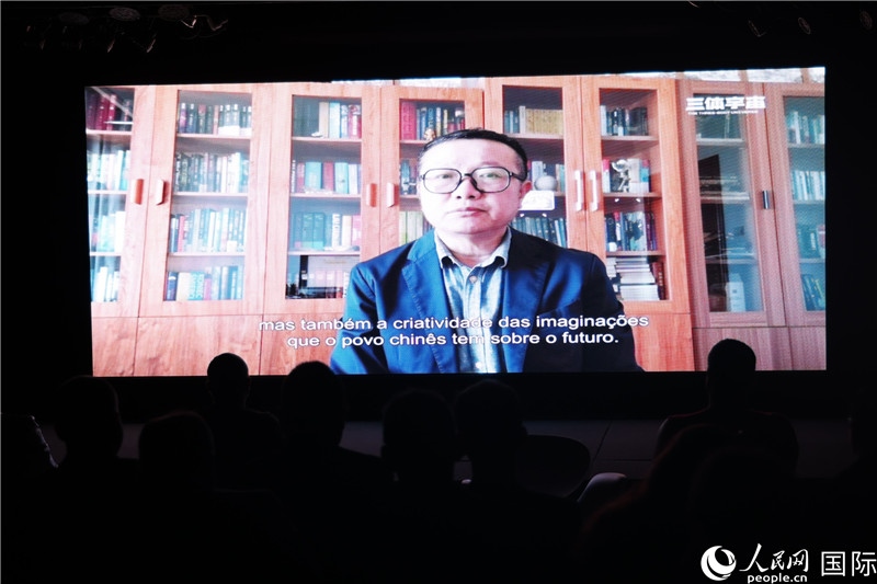 長篇小說《三體》作者劉慈欣通過視頻致辭。 人民網(wǎng)記者 時元皓攝