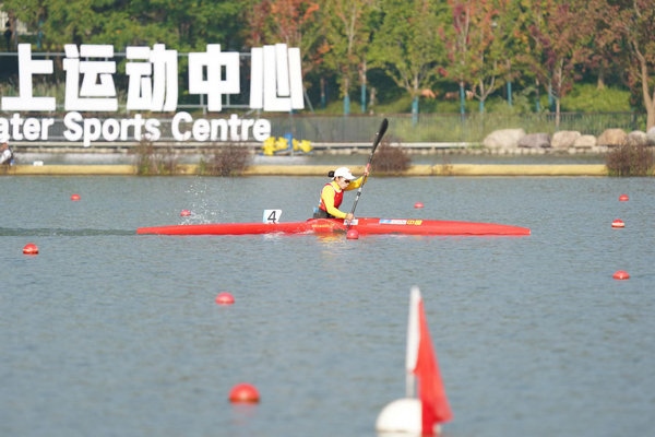 10月23日，杭州第4屆亞殘運會皮劃艇女子KL1級比賽，中國隊選手謝毛三在比賽中。人民網記者 李乃妍攝