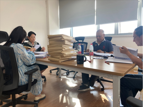北京交通大學退休教師田立年與當地師生在一起。校方供圖