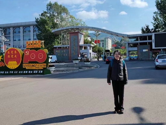 北京交通大學退休教師李唐軍在西昌學院。校方供圖