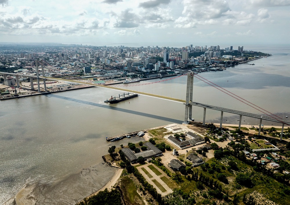 這是2019年4月8日在莫桑比克首都馬普托拍攝的馬普托大橋（無人機照片）。新華社記者 張宇 攝