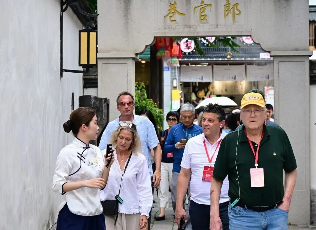 △2023年6月27日，“鼓嶺之友”部分成員和中美各界人士在福建福州南后街三坊七巷參觀訪問(wèn)。