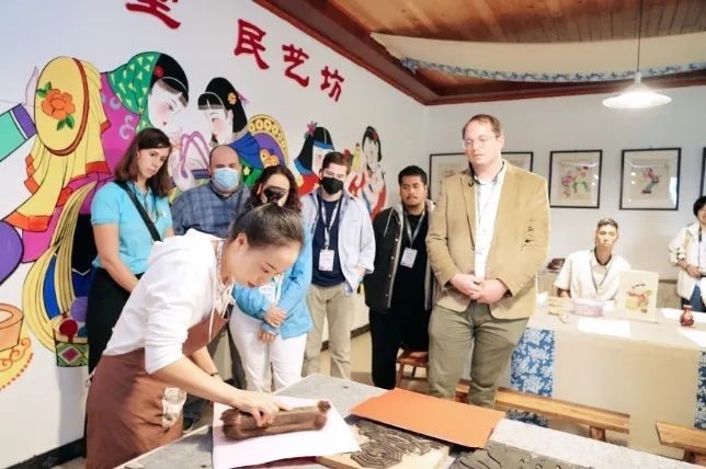 △美國(guó)席勒協(xié)會(huì)青年代表團(tuán)在四川感受中國(guó)傳統(tǒng)文化。
