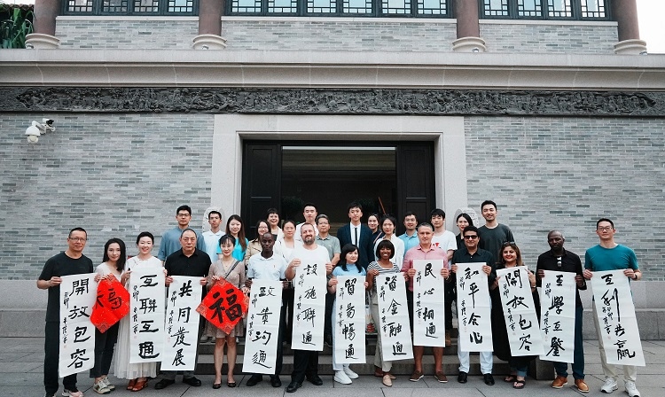 首屆國際傳播“絲路獎(jiǎng)”獲獎(jiǎng)代表等在廣州市荔灣區(qū)永慶坊參加文化交流活動。楊爍壁、王燕攝影報(bào)道