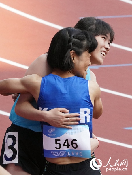 10月23日，杭州亞殘運會田徑女子200米T36級比賽結束后，中國體育代表團選手史逸婷(后)與韓國選手全珉彩相擁慶祝。人民網(wǎng)記者 胡雪蓉攝
