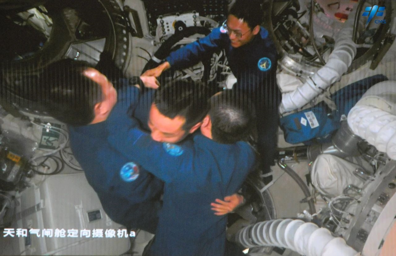 神舟十七號航天員乘組順利進(jìn)入空間站。中國載人航天工程辦公室供圖