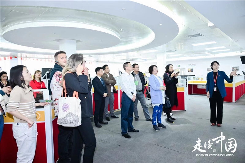 媒體記者參觀天津航空運(yùn)營(yíng)控制中心。主辦方供圖。