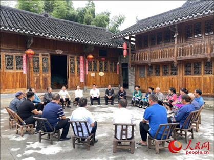 花垣縣石欄鎮(zhèn)朋巖村的院壩會。人民網(wǎng) 周靜圓攝