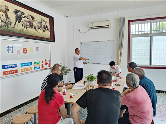 泉塘村17組議事會正在討論土地整理事項(xiàng)。湖南省司法廳供圖