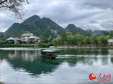 秋日的邊城鎮(zhèn)，青山滴翠、碧水含情。人民網(wǎng) 周靜圓攝