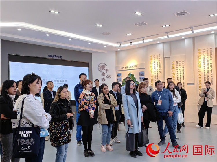 媒體記者探訪薊州礦山生態(tài)修復(fù)項(xiàng)目。人民網(wǎng)記者 符園園攝