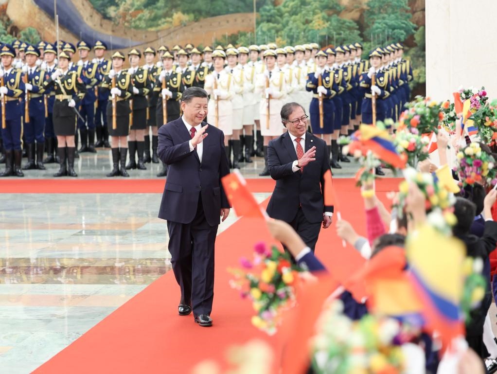 10月25日下午，國家主席習近平在北京人民大會堂同來華進行國事訪問的哥倫比亞總統(tǒng)佩特羅舉行會談。這是會談前，習近平在人民大會堂北大廳為佩特羅舉行歡迎儀式。