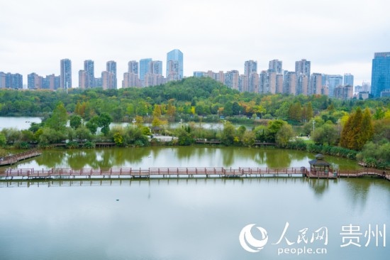 秋日時節(jié)，觀山湖公園景色美不勝收。人民網 陽茜攝