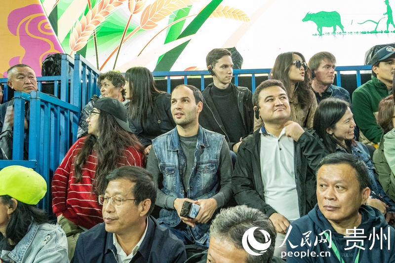“村BA”決賽現(xiàn)場，看臺座無虛席。人民網(wǎng) 陽茜攝