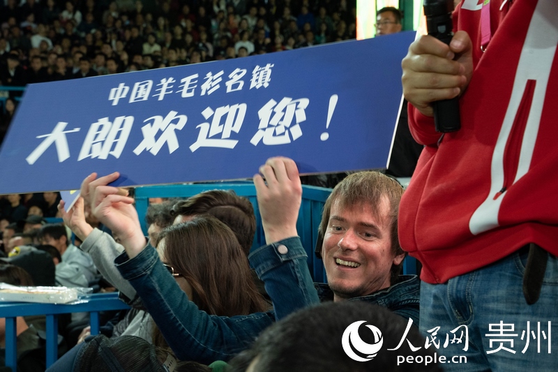 外媒記者舉起手牌為運動員加油。人民網(wǎng) 陽茜攝