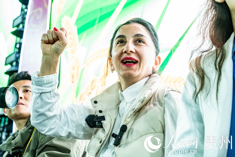 外媒記者在現(xiàn)場吶喊助威。人民網(wǎng) 陽茜攝