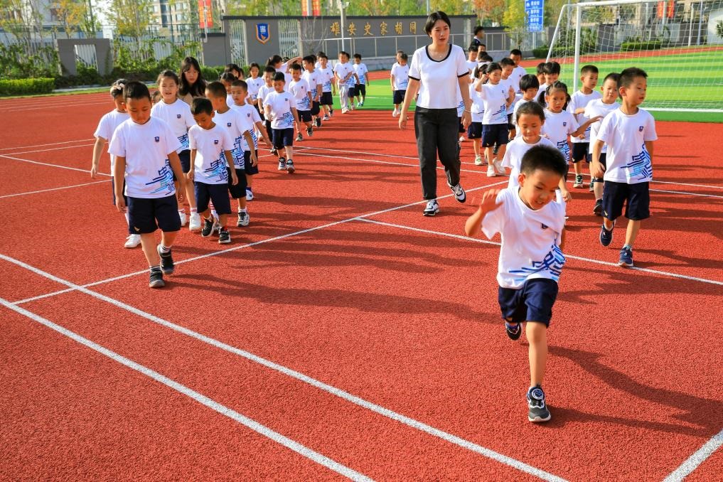 2023年9月，雄安史家胡同小學的學生們在操場上活動。新華社記者張鋮 攝