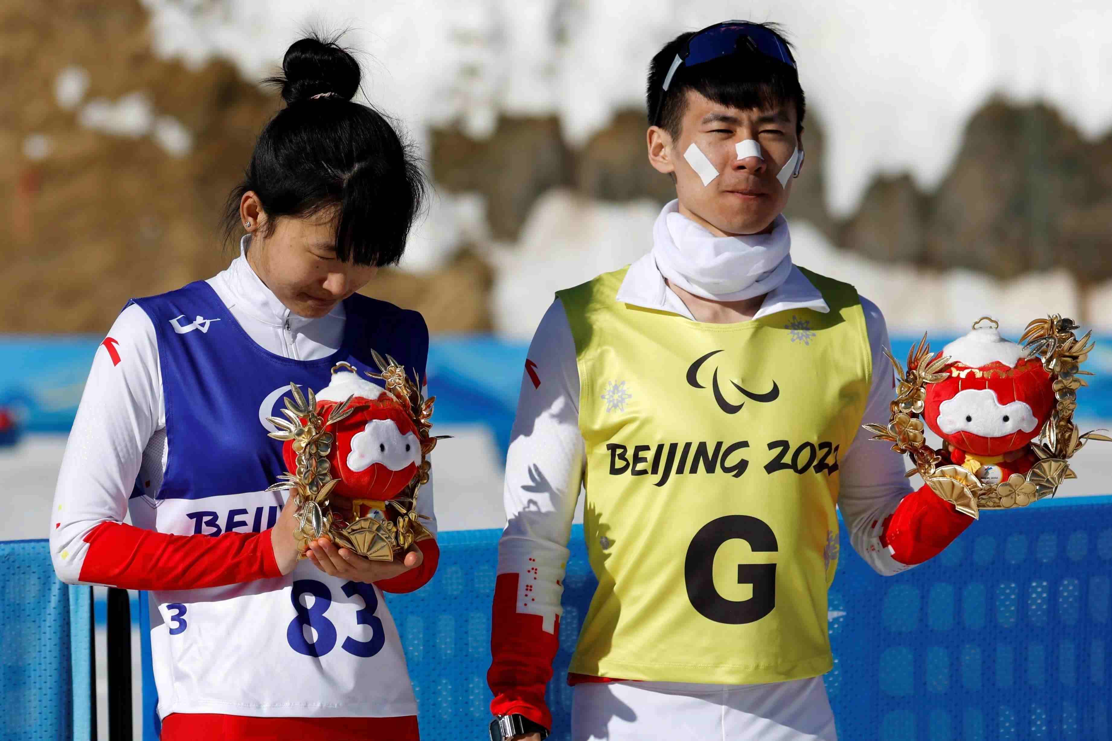 △2022年3月8日，在2022冬殘奧會(huì)殘奧冬季兩項(xiàng)女子中距離（視障）比賽中，中國(guó)選手王躍（左）獲季軍。