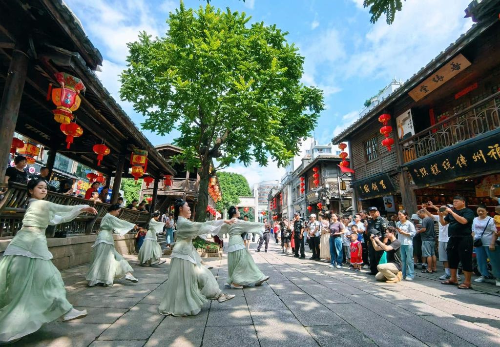 國慶節(jié)期間，福州市三坊七巷歷史文化街區(qū)上演《尋夢閩都》快閃。新華社發(fā)