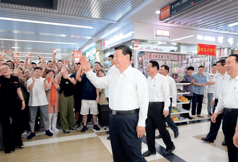 2023年9月20日至21日，中共中央總書記、國家主席、中央軍委主席習(xí)近平在浙江考察。這是20日上午，習(xí)近平在義烏國際商貿(mào)城考察時(shí)，同商戶親切交流。 新華社記者 李學(xué)仁/攝