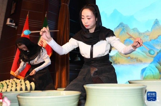 10月30日，演員在伊朗德黑蘭伊朗國家藝術(shù)科學(xué)院舉行的“青風(fēng)海上來”浙江青瓷巡禮開幕式暨“萬象中國·天下寧波”寧波文旅推介會(huì)開幕式上表演。新華社記者 沙達(dá)提 攝