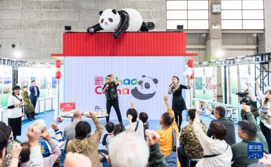  10月29日，游客在日本大阪國際會展中心中國館參與中國旅游知識問答活動。新華社發(fā)（中國駐大阪旅游辦事處供圖）