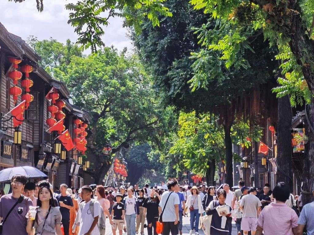 國慶節(jié)期間，三坊七巷歷史文化街區(qū)游人如織。新華社發(fā)