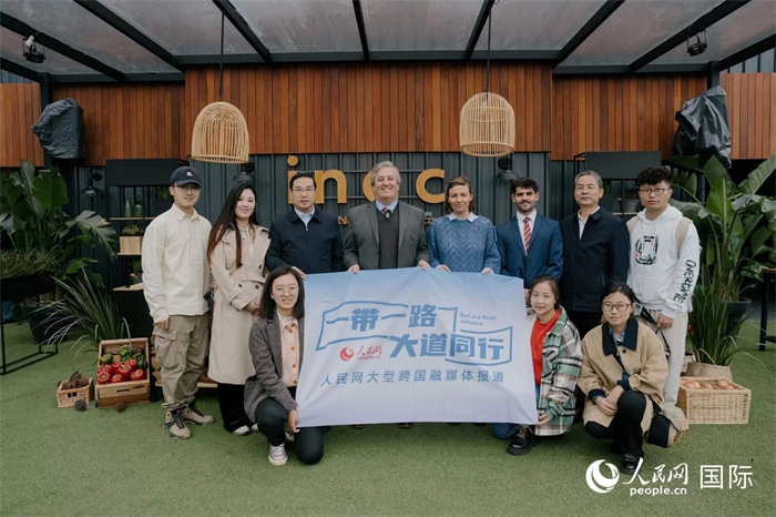 在烏拉圭第118屆普拉多牧農(nóng)業(yè)國際博覽會上，烏拉圭國家肉類協(xié)會主席與人民網(wǎng)記者合影。人民網(wǎng)記者 張若涵攝