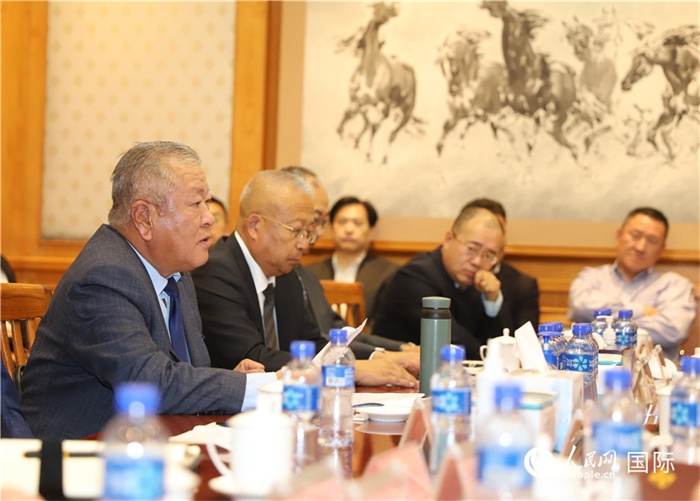 2.2023年10月30日，張義波（左一）會(huì)長匯報(bào)商會(huì)工作情況。人民網(wǎng)記者 霍文攝
