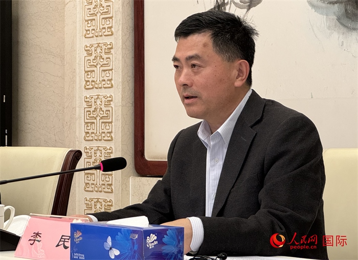 10月31日，歐美同學(xué)會(huì)秘書長(zhǎng)李民在第五屆中法文化論壇媒體吹風(fēng)會(huì)上講話。（人民網(wǎng) 謝瑩攝）