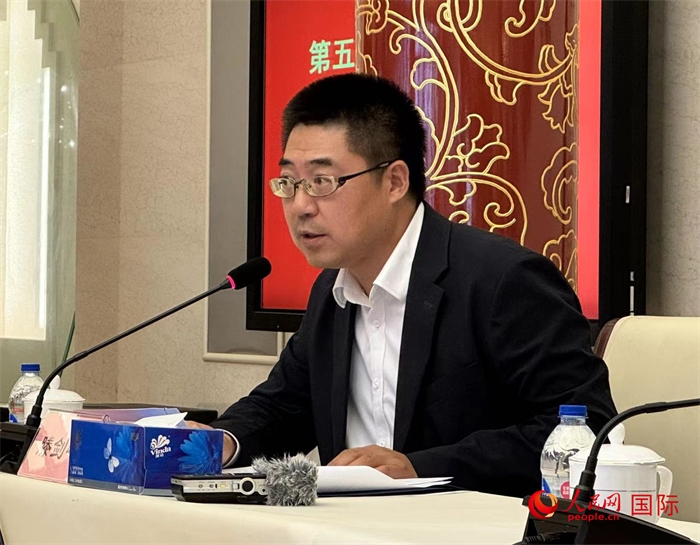 10月31日，歐美同學(xué)會(huì)副秘書長(zhǎng)滕劍峰在第五屆中法文化論壇媒體吹風(fēng)會(huì)上講話。（人民網(wǎng) 謝瑩攝）