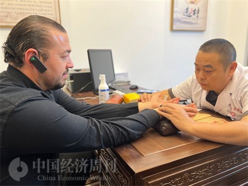  （外媒記者走進中醫(yī)堂，問診中醫(yī)名師。中國經(jīng)濟周刊記者 郭志強攝）
