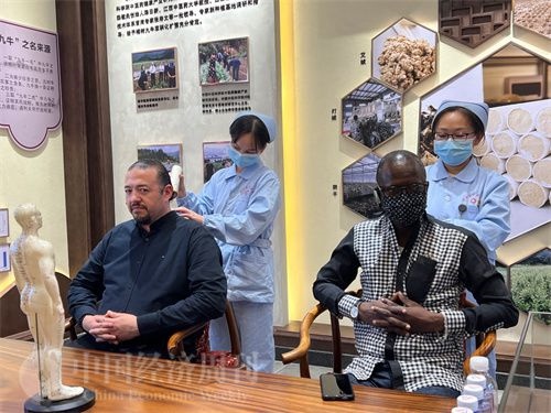  （外媒記者爭先恐后體驗艾灸，直呼神奇。中國經(jīng)濟周刊記者 郭志強 攝）