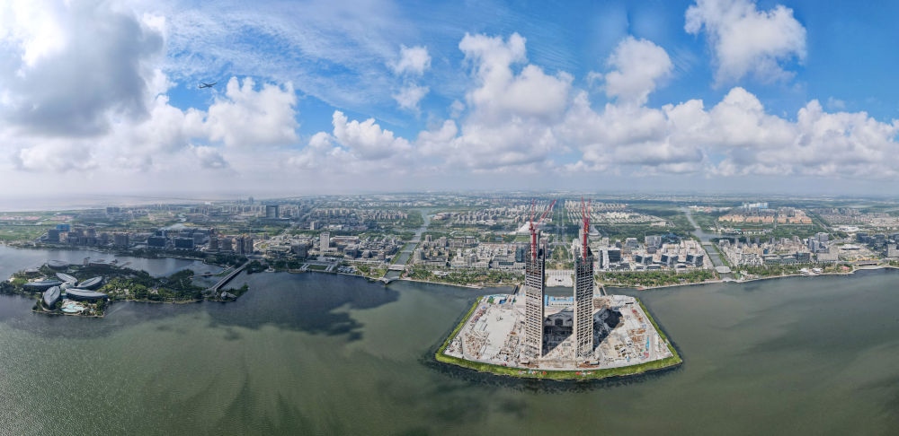 空中俯瞰中國（上海）自由貿(mào)易試驗區(qū)臨港新片區(qū)，左上為東海大橋，前為建設中的中銀金融中心大樓（2023年9月6日攝，無人機照片）。新華社記者 方喆 攝