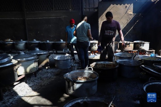 11月3日，在加沙地帶南部城市拉法，人們在煤氣中斷后用柴火做飯。新華社發(fā)（里澤克·阿卜杜勒賈瓦德攝）