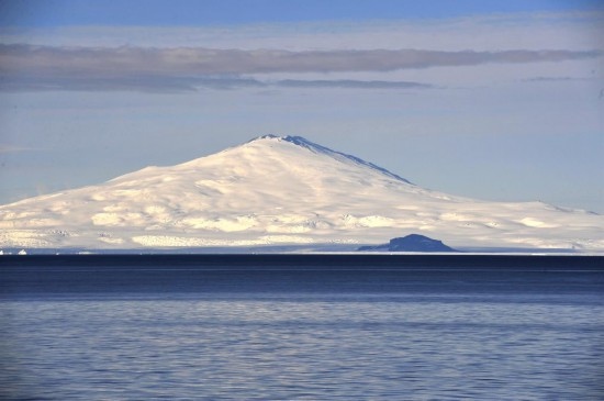 羅斯海沿岸的火山。新華社記者 張建松 攝