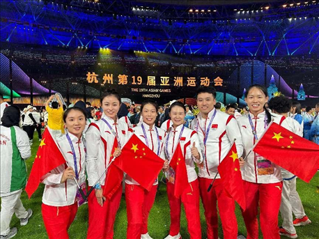 杭州亞運(yùn)會(huì)閉幕式上，教練李紅（右三）和隊(duì)員們合影（左二為龔莉）。受訪者供圖