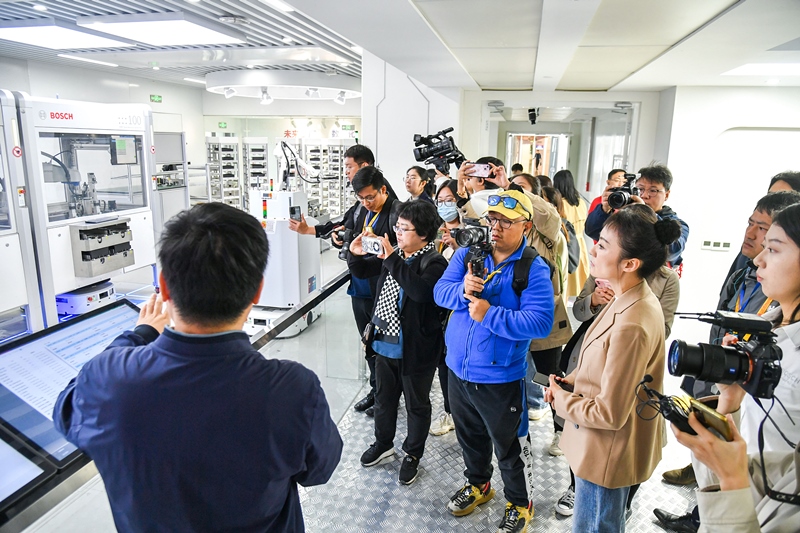 2023年10月16日，第三屆“一帶一路”國際合作高峰論壇新聞中心組織中外記者采訪。記者在中德大廈內(nèi)的博世未來工廠展區(qū)參觀，了解其高質(zhì)量創(chuàng)新發(fā)展成果。
