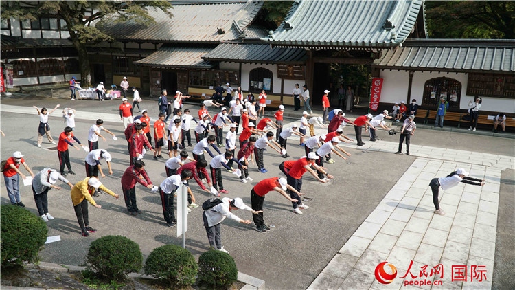 開跑前，中日青少年一起做熱身運(yùn)動(dòng)。人民網(wǎng) 蔣曉辰攝