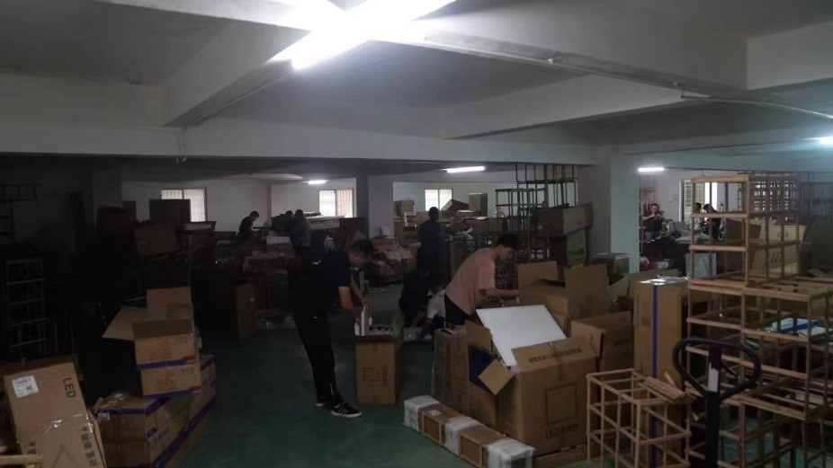 查處倉庫現(xiàn)場。重慶市梁平區(qū)公安局供圖。