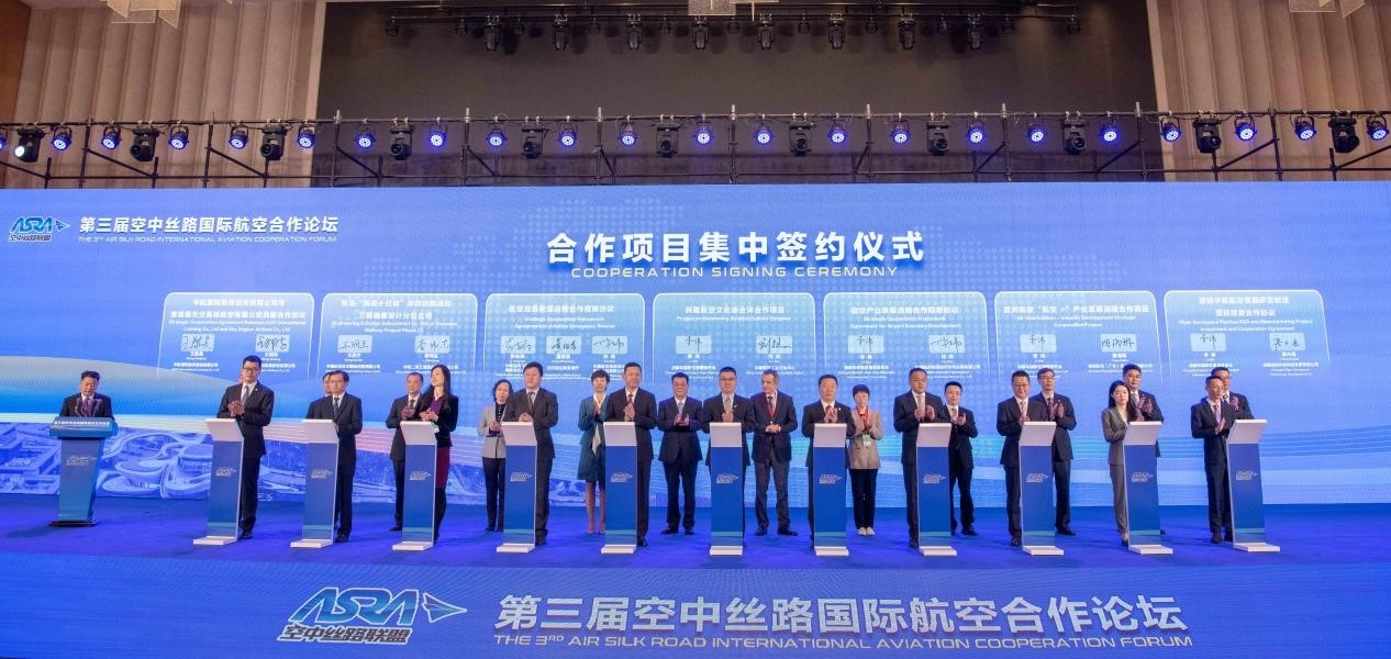 圖為7個(gè)國(guó)內(nèi)外合作項(xiàng)目現(xiàn)場(chǎng)簽約。人民網(wǎng)記者 唐宋攝