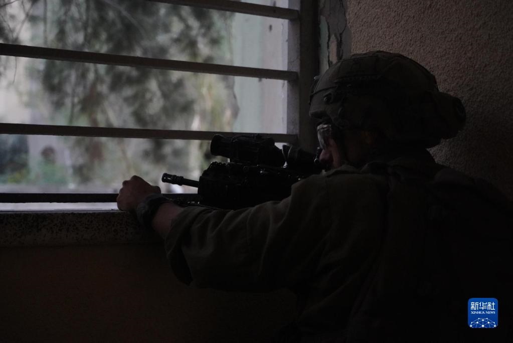 這張以色列國防軍11月9日發(fā)布的照片顯示，以軍地面部隊在加沙城進行軍事行動。新華社發(fā)