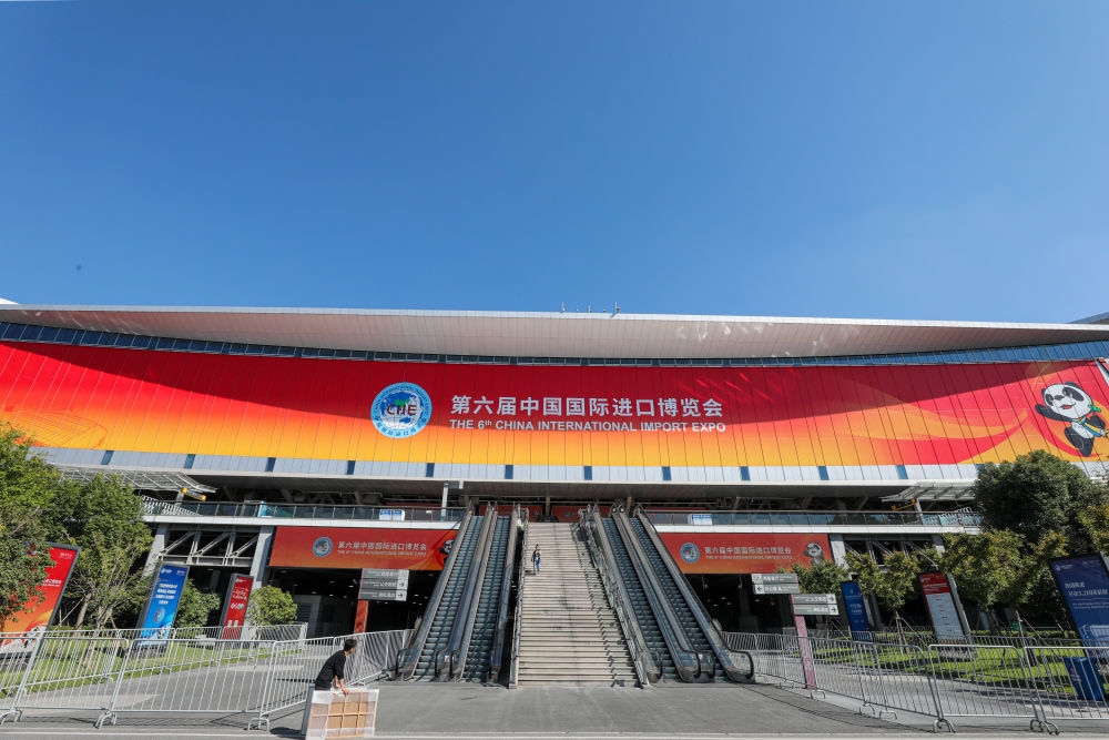 這是第六屆進(jìn)博會場館國家會展中心（上海）外景（2023年11月2日攝）。新華社記者 辛夢晨 攝
