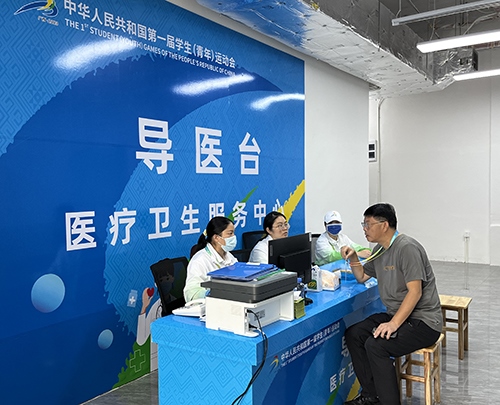 村內(nèi)住客在醫(yī)療衛(wèi)生服務(wù)中心導(dǎo)醫(yī)臺(tái)問(wèn)診。人民網(wǎng)記者 歐興榮攝