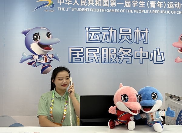 朱珊妮在接聽(tīng)住宿服務(wù)中心的熱線電話。人民網(wǎng)記者 歐興榮攝