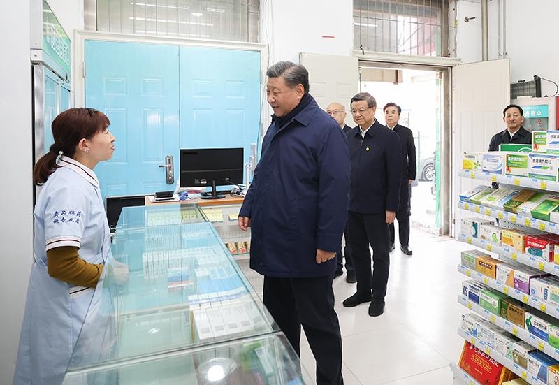 2023年11月10日，習(xí)近平總書記在河北保定涿州市永濟(jì)秀園小區(qū)門口藥店，了解經(jīng)營(yíng)恢復(fù)情況。
