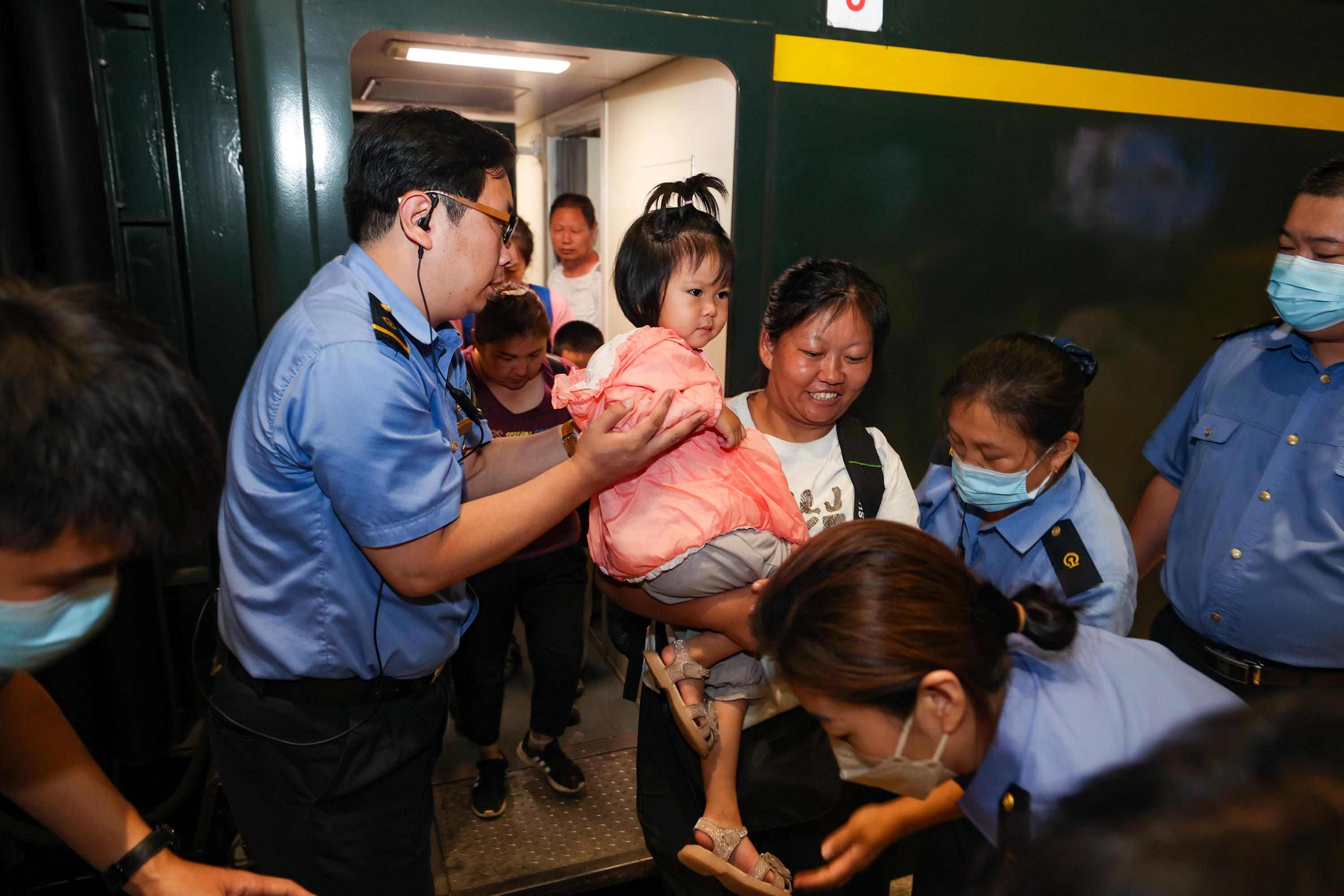 2023年8月2日，因強(qiáng)降雨被困的K396次列車第二批近500名旅客在救援隊(duì)的一路護(hù)送下，徒步五個(gè)小時(shí)抵達(dá)妙峰山鎮(zhèn)水峪嘴村。稍作休整后，他們乘坐臨時(shí)旅客列車前往北京豐臺(tái)站。