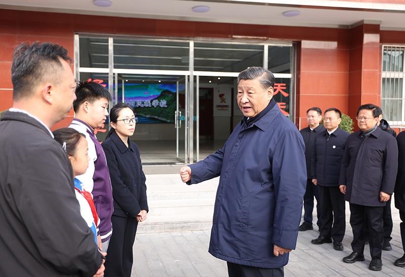2023年11月10日，習(xí)近平總書記在北京門頭溝妙峰山民族學(xué)校，親切慰問(wèn)因公犧牲烈士家屬。