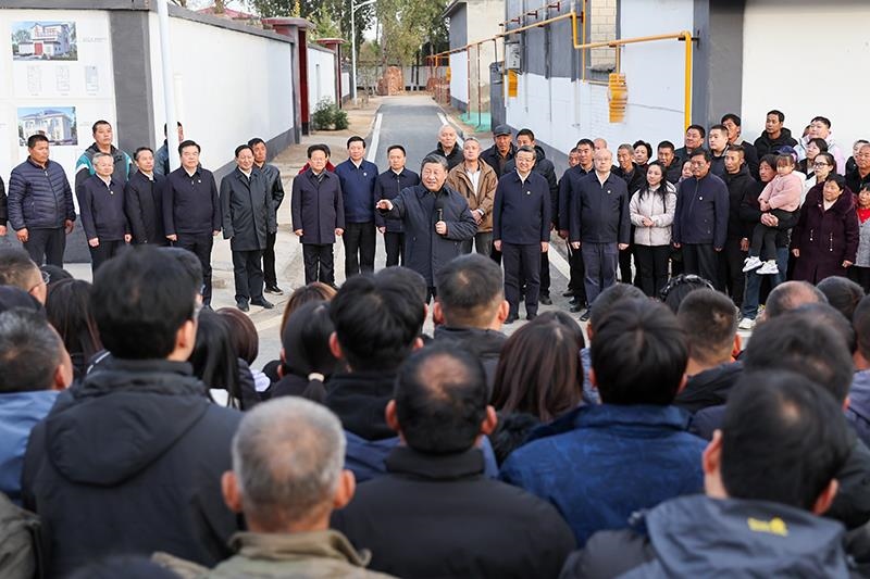 2023年11月10日，習(xí)近平總書記在河北保定涿州市萬(wàn)全莊村考察時(shí)，同村民們親切交流。